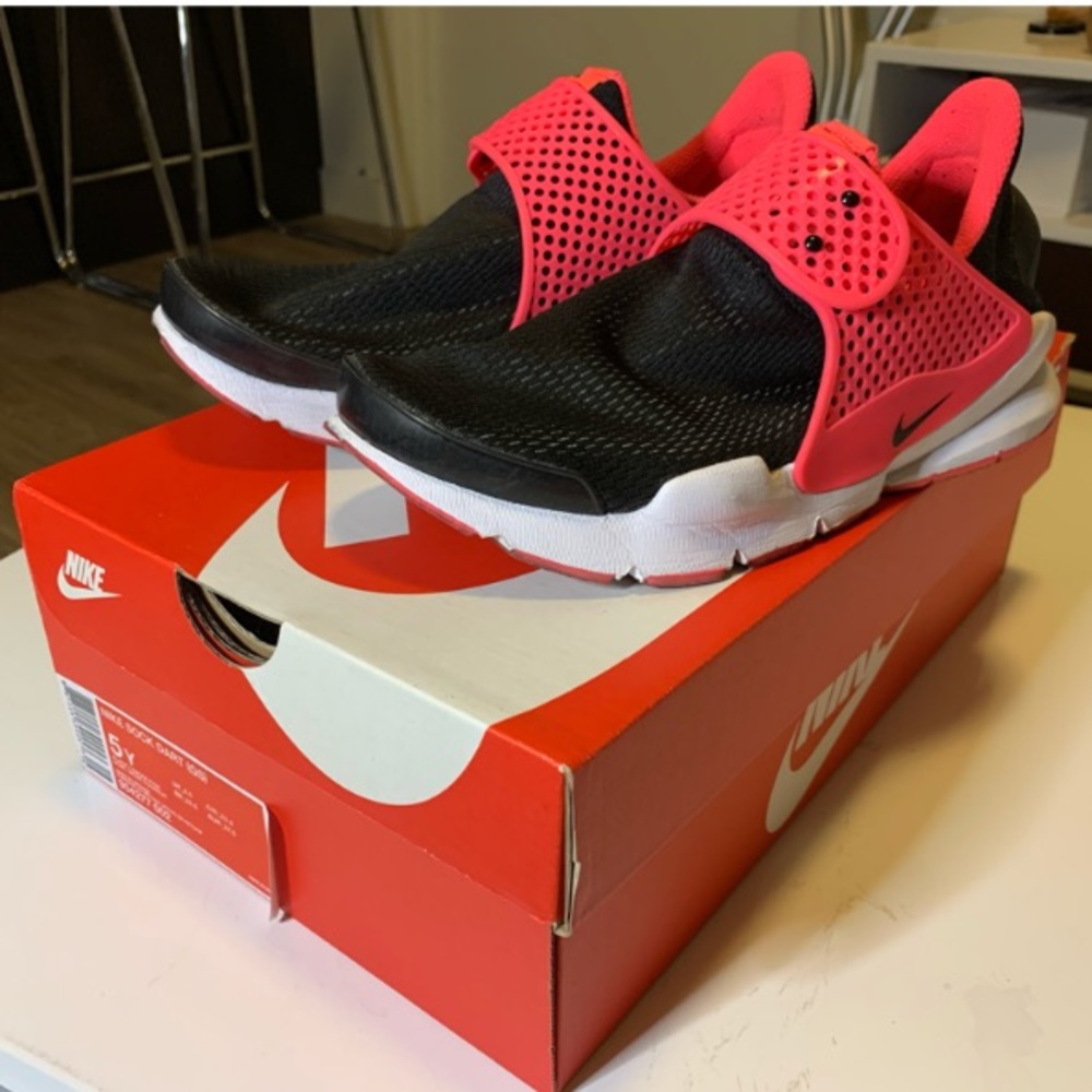 Nike Sock Dart (GS) 
5Y, Women’s 6.5
Black, racer pink